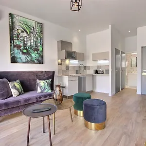 https://apt-les-toits-du-vieux-port.fr-provencehotel.com
